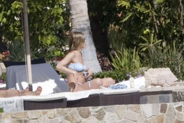 Jennifer aniston papparazzi bikini