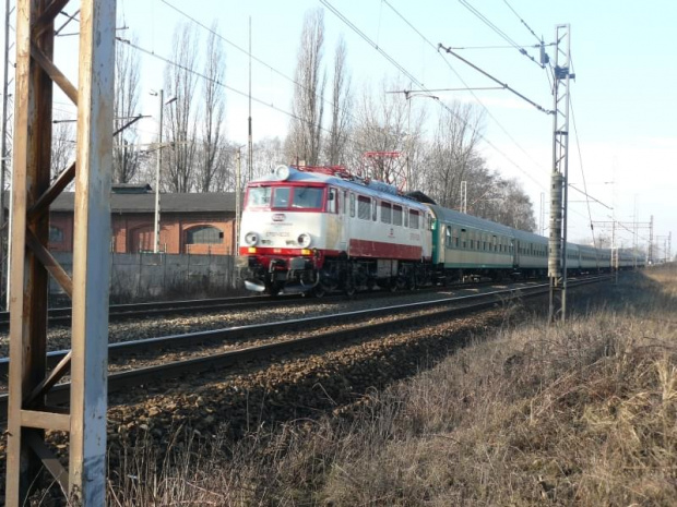 EP07-1026 z pociągiem pospiesznym minął stację Świętochłowice i pędzi w kierunku Katowic.