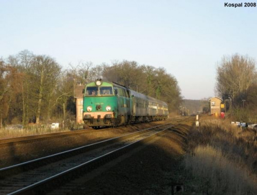 13.01.2008 (Dąbroszyn) SU45-011 z pociągiem pośpiesznym Kopernik z W-WA WSCH opuszcza Dąbroszyn.