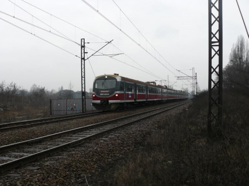 EZT-EN57-2041 jako pociąg osobowy relacji Gliwice - Częstochowa jedzie w kierunku stacji Chorzów Batory.