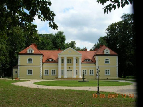 Zespół dworski w Radoszewnicy wybudowany pod koniec XIX w przez potomka Ostrowskich, zrekonstruowany w 2003 r