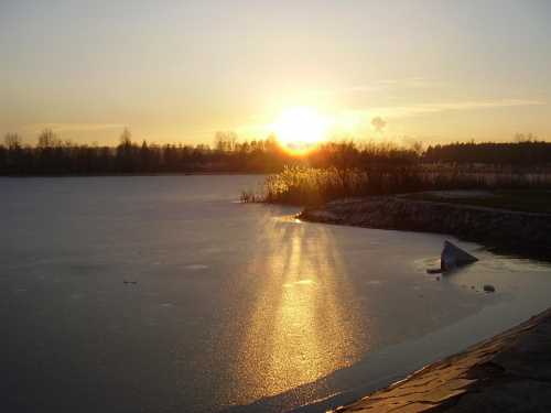 piękny zachód zimą -Sosina Jaworzno #słońce #zachód #woda #piękny #widok #Sosina #zalew #zima #lód