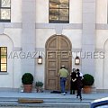 Ashley gets in her car in West-Hollywood and checks out a house-paparazzi styczeń 2008