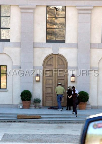 Ashley gets in her car in West-Hollywood and checks out a house-paparazzi styczeń 2008