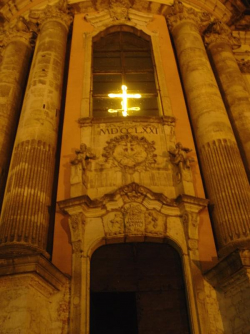 Eger nocą - fasada barokowego kościoła minorytów. #węgry #wycieczka #wino #eger #budapeszt