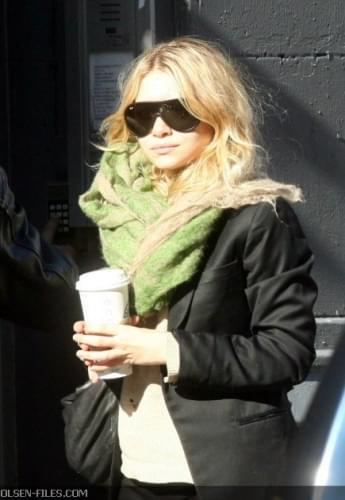 Ashley leaving an office building in New York City-paparazzi luty 2008