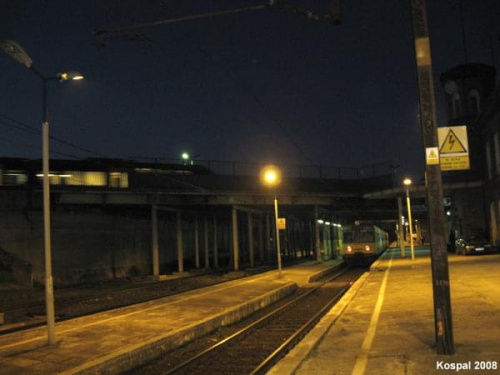 15.02.2008 EN57 jako pociąg osobowy rel.Zielona Góra - Szczecin Gł czeka na opóźnionego SA108-006 z Gorzowa Wlkp.Pociąg odjechał z 15 minutowym opóźnieniem.