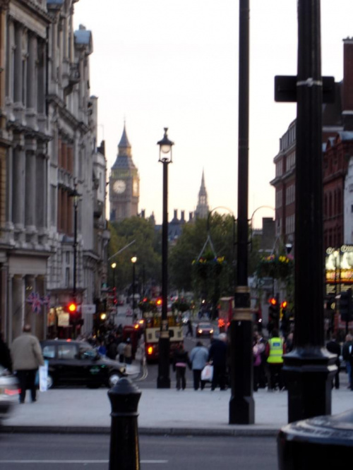 Londyn, widok na Big Bena. Zdjęcie trochę rozmyte. Ach ten pośpiech w zwiedzaniu. #Londyn #TrafalgarSquare #BigBen