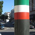 na słupach oznaczenie dzielnicy włoskiej w San Francisco