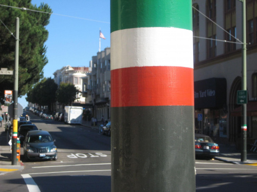 na słupach oznaczenie dzielnicy włoskiej w San Francisco