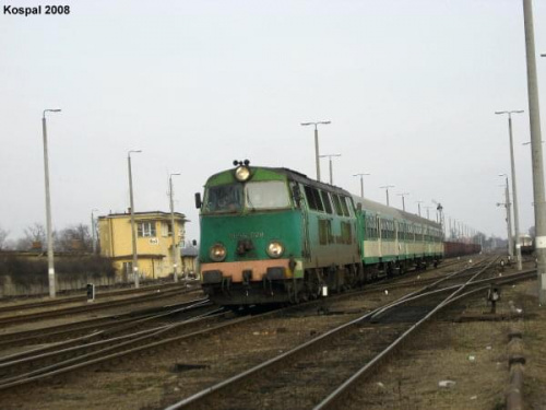 20.02.2008 SU45-028 z pociągiem osobowym z Gorzowa Wlkp wjeżdża na końcową stację.