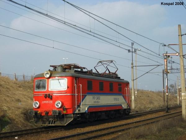 24.02.2008 EP05-23 manewruje na peron 5 w celu przepuszczenia BWE do Berlina.