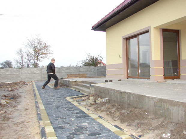 kostka wokół domu, pod tarasami będą skarpy