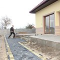 kostka wokół domu, pod tarasami będą skarpy