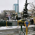 Teheran - dawnije ten plac nosił imię szacha, drogowskaz wskazuje na Africa Blvd, miejsce w którym młodzi Teherańczycy umawiajš się na sex kršzac samochodami i wrzucajac przez okna karteczki z numerami telefonów, obok polujš na nich Basidże; na tej uli...