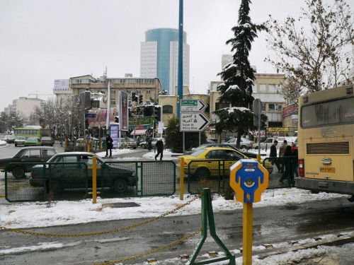 Teheran - dawnije ten plac nosił imię szacha, drogowskaz wskazuje na Africa Blvd, miejsce w którym młodzi Teherańczycy umawiajš się na sex kršzac samochodami i wrzucajac przez okna karteczki z numerami telefonów, obok polujš na nich Basidże; na tej uli...