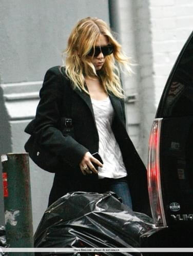 Ashley walking in NYC-paparazzi luty 2008