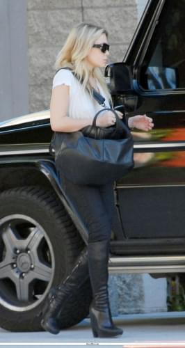 Ashley leaving a building in Culver City-paparazzi luty 2008