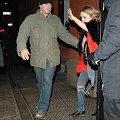 MK running into her car in NYC-paparazzi luty 2008