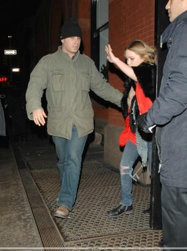 MK running into her car in NYC-paparazzi luty 2008