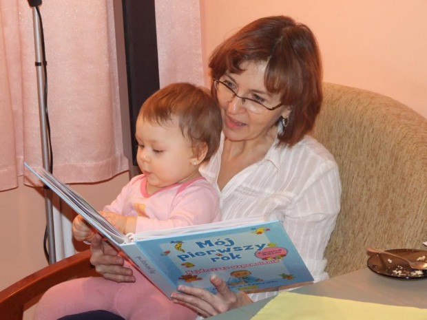 Babcia czyta Ani co się działo w jej pierwszym roku życia :))