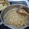 Dzis beda golabki :)
- przygotowujemy sos do golabkow... zasmazamy cebulke z 1 zabkiem czosnku #golabki #SosPomidorowy #jedzonko