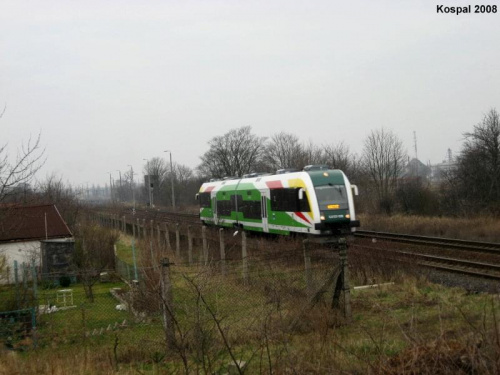 07.03.2008 SA133-006 jako pociąg osobowy do Krzyża opuszcza Kostrzyn