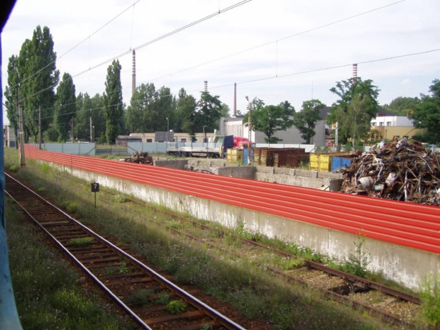 Za czerwonym parkanem kiedyś była kwitnąca lokomotywownia, teraz skład złomu. Tomaszów Maz.