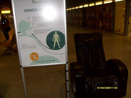lotnisko w Dortmundzie - 8 minut masażu za 2 Euro. 2 fotele do dyspozycji na środku hali odlotów