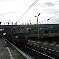 15.03.2008 ET22-750 z buttem wjeżdża na stację, a obok EN57-1369 oczkuje na odjazd do Zielonej Góry.