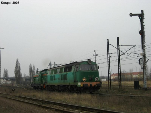 16.03.2008 SU45-128 + SM42 zjeżdżają z lokomotywowni na KoB.