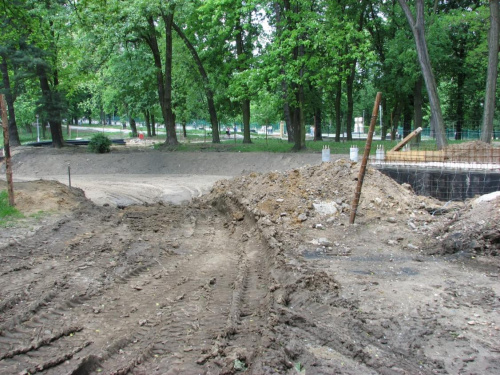 Cały park przypominał plac budowy z zakrojonymi szeroko pracami ziemnymi. Zwały ziemi sięgały 3 m wysokości. #park