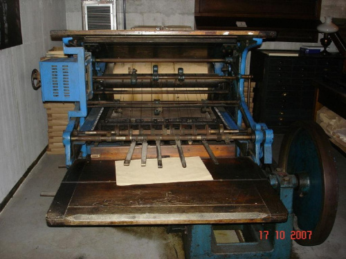 W oddzielnym pomieszczeniu eksponowane są maszyny drukarskie z lat 40., wszystkie są sprawne i drukują m.in. historyczne obwieszczenie z 3 sierpnia 1944, "Biuletyn Informacyjny" oraz ulotki okolicznościowe.