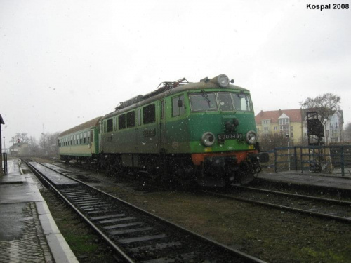 23.03.2008 EU07-180 i wagon Bd stoją i czekają aż SM42-542 objedzie je.