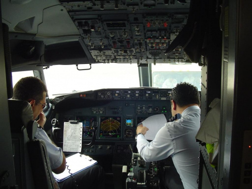 W kokpicie B 737-800 po lewej Kapitan i plan lotu SSH MOM:bbdelta in Eurocypria boeing737