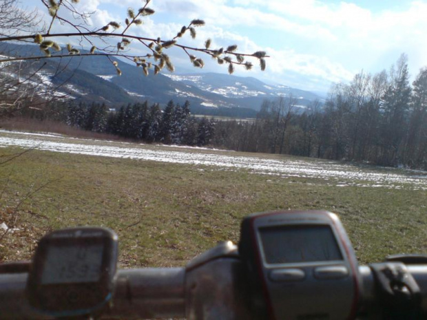 Beskid Madowski, w tle Żywiecki.
Kto by powiedział ze za godzinę przejdzie nad tą dolinką zamieć...