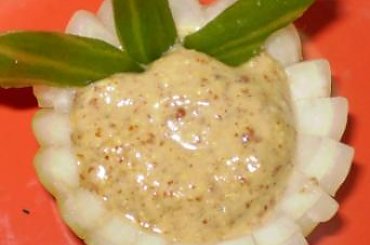 Pojemniczek na musztardę .Przepisy: www.foody.pl , WWW.kuron.pl i http://kulinaria.uwrocie.info/ #DekoracjePotraw #cebula #musztarda #jedzenie #kulinaria