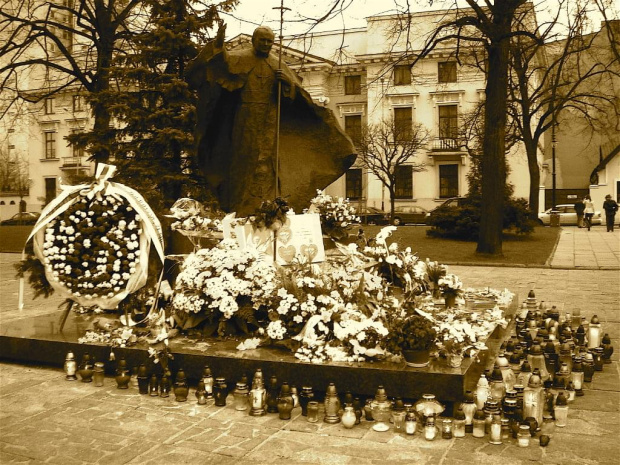 Pomnik Papieża JP2 przed lódzką katedrą