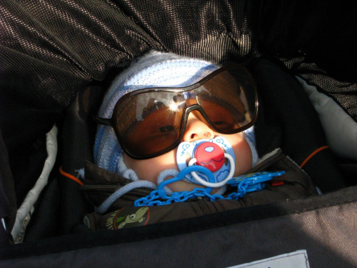 okulary przeciwsłoneczne Madzi mi się przydały, hihi ;) #niemowlaki