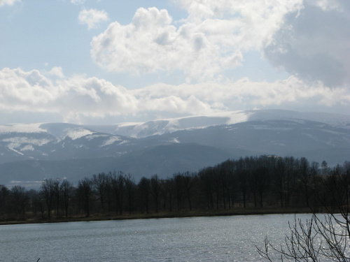 Karkonosze nad wodą #przyroda #natura #krajobraz #NadWodą #jezioro #woda #widok #góry #karkonosze #JeleniaGóra #wojanów #niebo #chmury #DolnyŚląsk