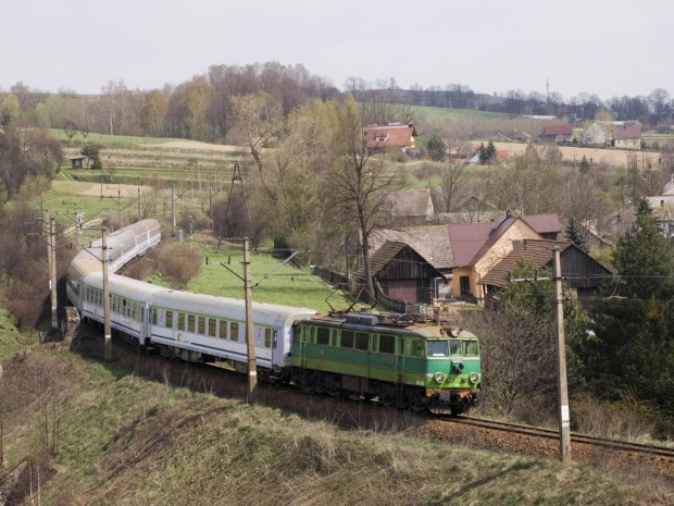 Ekspres "Tatry" do Zakopanego po minięciu stacji w Stryszowie