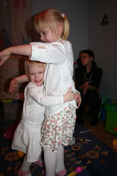 Impreza dla znajomych i dzieci:) Tak siostry sie kochają:)