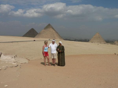 My , piramidy , a w oddali Kair