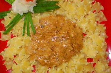 Łazanki z sosem męsno-śmietanowym.Przepisy na : http://www.kulinaria.foody.pl/ , http://www.kuron.com.pl/ i http://kulinaria.uwrocie.info/ #makaron #obiad #IIDanie #jedzenie #kulinaria