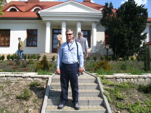 w dworku tym znajduje się muzeum wikliny