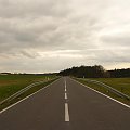 U nas to byłaby jedna z dróg głównych a w Niemczech to tylko wiejska, nieuczęszczana dróżka... #droga #drogi #niemcy