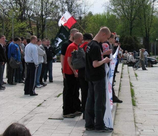 Proszę zwrócić uwagę na znakomicie rozwiniętą formację. Z przodu front natarcia. Z tyłu silna grupa wsparcia. Odstając nieco od przedniej formacji i mając znakomity widok jest gotowa w ułamku sekundy znaleźć się na skrzydle lub z przodu. Tak rozwinięta...