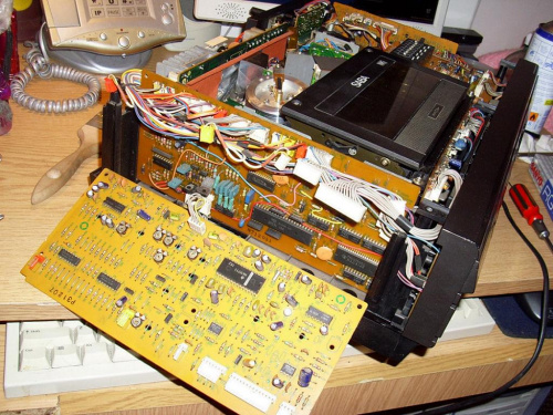 SABA VR 6010 - moduł serwosterowania oraz (w głębi) komputera sterującego #VHS #SABA #magnetowid