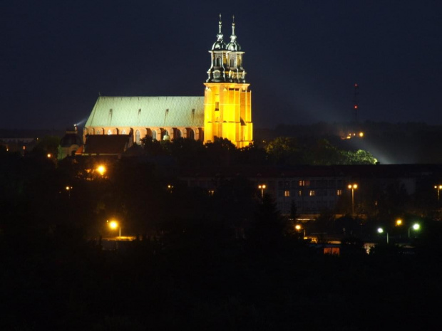 Katedra od strony osiedla Winiary Noc