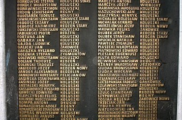 KOLUSZKI. POMNIK PAMIĘCI POLEGŁYCH I POMORDOWANYCH PRZEZ HITLEROWSKICH OPRAWCÓW OBYWATELI MIASTA I GMINY KOLUSZKI W LATACH 1939 - 1945 #Koluszki #pomnik #pamięć #poległy #pomordowany #hitlerowcy #oprawcy #miasto #gmina #foto #zdjęcie #tablica